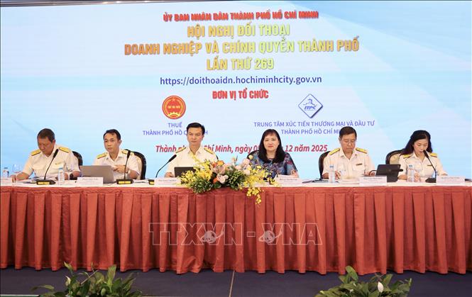 Lãnh đạo Thuế TP. Hồ Chí Minh trực tiếp tháo gỡ vướng mắc của doanh nghiệp tại hội nghị. Ảnh: Xuân Anh – TTXVN