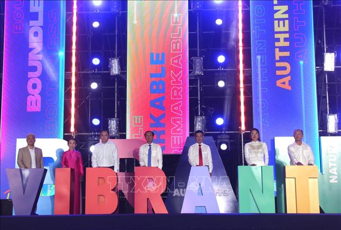 Đại biểu thực hiện nghi thức phát động Tuần lễ Du lịch Thành phố Hồ Chí Minh. Ảnh: Mỹ Phương - TTXVN