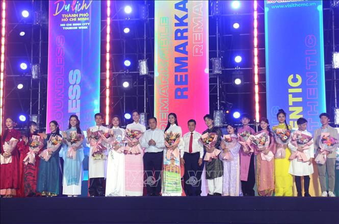 Các Đại sứ Tuần lễ Du lịch Thành phố Hồ Chí Minh lần thứ 5 năm 2025 ra mắt. Ảnh: Mỹ Phương - TTXVN
