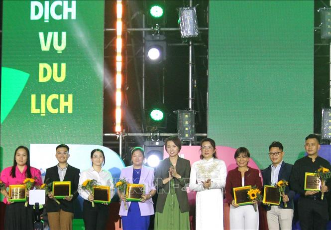 Đại diện các đơn vị nhận Chứng nhận “Điểm đến thân thiện năm 2025”. Ảnh: Mỹ Phương - TTXVN