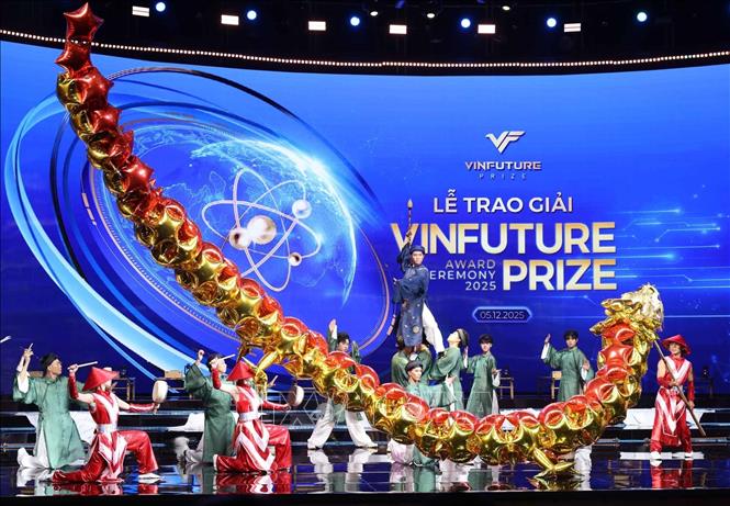 Trình diễn múa tương tác Mapping dải lụa - Hành trình vươn tầm. Ảnh: Hoàng Hiếu - TTXVN
