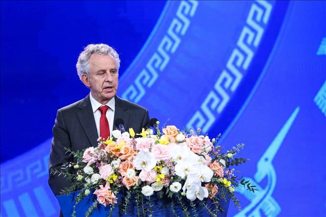 Giáo sư Richard Henry Friend - Chủ tịch Hội đồng Giải thưởng VinFuture phát biểu khai mạc. Ảnh: Hoàng Hiếu - TTXVN
