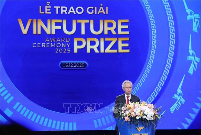 Giáo sư Richard Henry Friend - Chủ tịch Hội đồng Giải thưởng VinFuture phát biểu khai mạc. Ảnh: Hoàng Hiếu - TTXVN
