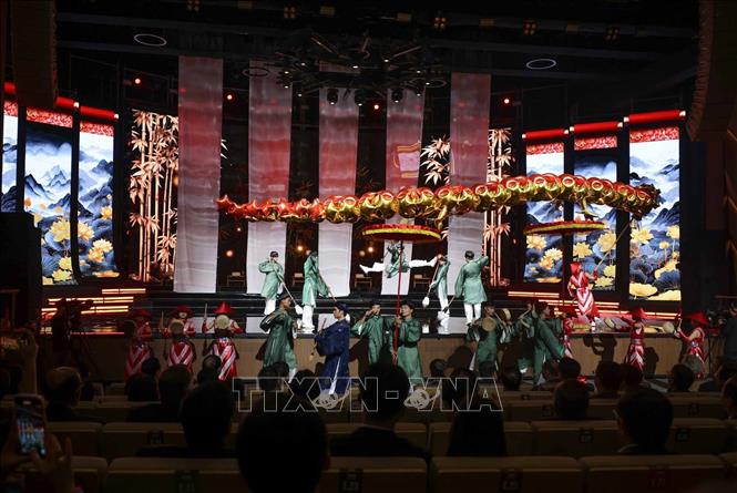 Trình diễn múa tương tác Mapping dải lụa - Hành trình vươn tầm. Ảnh: Hoàng Hiếu - TTXVN
