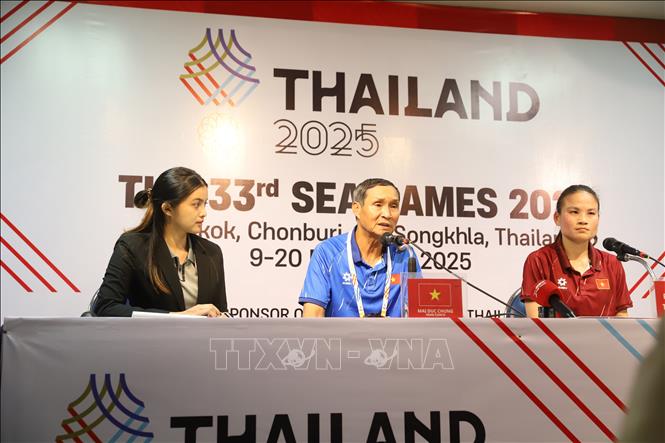 HLV trưởng đội tuyển nữ Việt Nam Mai Đức Chung tại cuộc họp báo. Ảnh: Đỗ Sinh - PV TTXVN tại Thái Lan