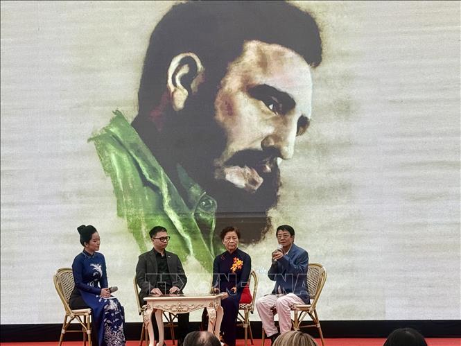 Journalist Huynh Dung Nhan shares a story about President Fidel Castro's portrait presented by his family to the Museum. VNA Photo: Phương Lan