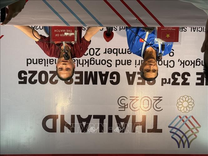 Số 11 Thái Thị Thảo - cầu thủ xuất sắc nhất trận đấu trả lời câu hỏi của báo chí tại cuộc họp báo. Ảnh: Phạm Hải - PV TTXVN tại Thái Lan