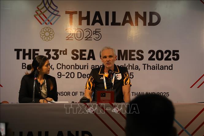 HLV trưởng đội tuyển nữ Malaysia Joel Corneli tại họp báo sau trận đấu. Ảnh: Phạm Hải - PV TTXVN tại Thái Lan