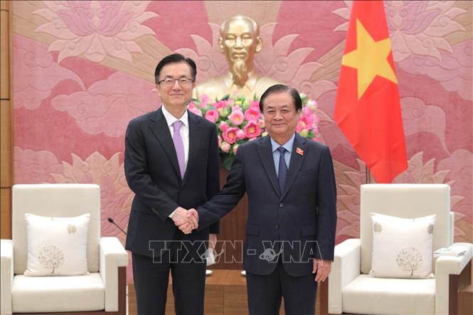 NA Vice Chairman Le Minh Hoan receives Samsung Vice President and Chief Financial Officer (CFO) Park Soon Cheol. VNA/Photo by courtesy