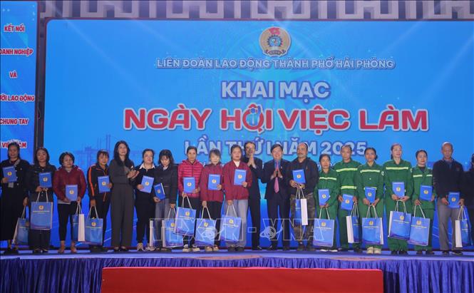 Lãnh đạo Tổng Liên đoàn Lao động Việt Nam và Liên đoàn Lao động Hải Phòng tặng quà người lao động có hoàn cảnh khó khăn. Ảnh: Minh Thu - TTXVN
