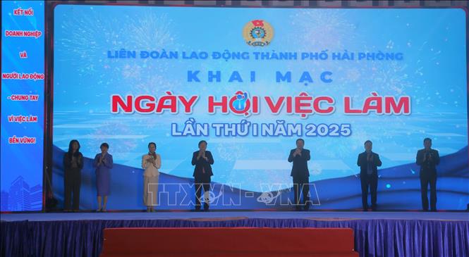 Đại biểu khai mạc Ngày hội tư vấn việc làm lần thứ nhất - năm 2025. Ảnh: Minh Thu-TTXVN