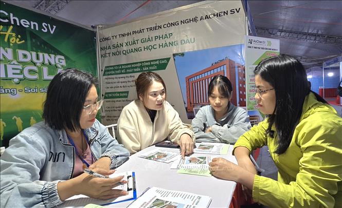 Người lao động nghe nhu cầu của nhà tuyển dụng về vị trí việc làm liên quan đến xuất nhập khẩu. Ảnh: Minh Thu - TTXVN