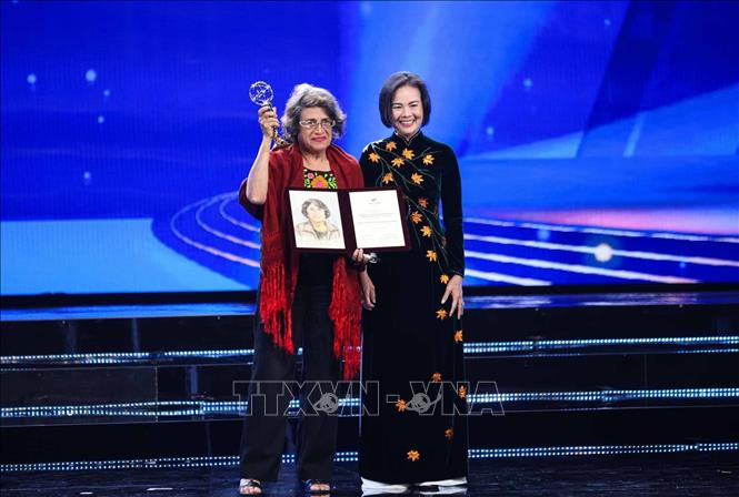 Gs. María Esperanza Martínez - Romero được trao Giải đặc biệt dành cho “Nhà khoa học đến từ các nước đang phát triển” vì những tiến bộ trong nghiên cứu sinh thái vi sinh vật và cơ chế cố định nitơ cộng sinh tại các hệ sinh thái nhiệt đới. Ảnh: Hoàng Hiếu - TTXVN