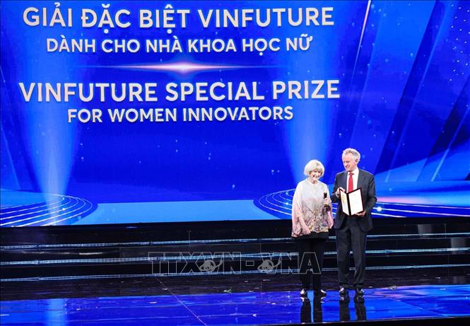 Giáo sư Mary - Claire King được trao Giải đặc biệt “Cho nhà khoa học nữ” vì phát hiện gen BRCA1 liên quan đến nguy cơ ung thư vú và buồng trứng”. Ảnh: Hoàng Hiếu - TTXVN