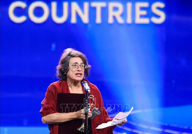 Giáo sư María Esperanza Martínez - Romero được trao Giải đặc biệt dành cho “Nhà khoa học đến từ các nước đang phát triển” vì những tiến bộ trong nghiên cứu sinh thái vi sinh vật và cơ chế cố định nitơ cộng sinh tại các hệ sinh thái nhiệt đới. Ảnh: Hoàng Hiếu - TTXVN