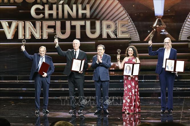 Chủ tịch Quốc hội Trần Thanh Mẫn trao Giải thưởng chính VinFuture cho các nhà khoa học. Ảnh: Doãn Tấn - TTXVN