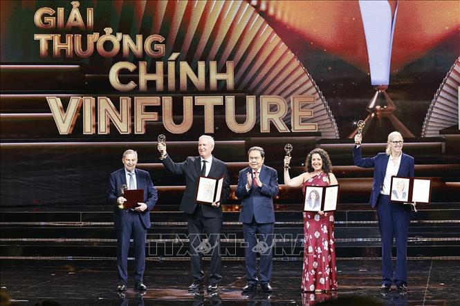 Chủ tịch Quốc hội Trần Thanh Mẫn trao Giải thưởng chính VinFuture cho các nhà khoa học. Ảnh: Doãn Tấn - TTXVN