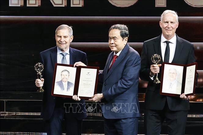 Chủ tịch Quốc hội Trần Thanh Mẫn trao Giải thưởng chính VinFuture cho các nhà khoa học. Ảnh: Doãn Tấn - TTXVN