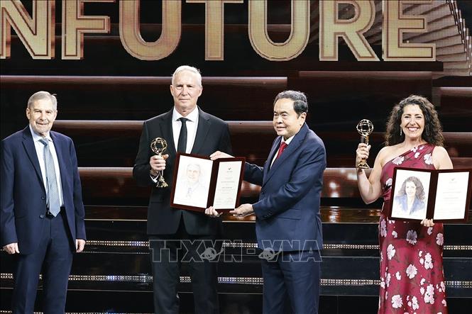 Chủ tịch Quốc hội Trần Thanh Mẫn trao Giải thưởng chính VinFuture cho các nhà khoa học. Ảnh: Doãn Tấn - TTXVN