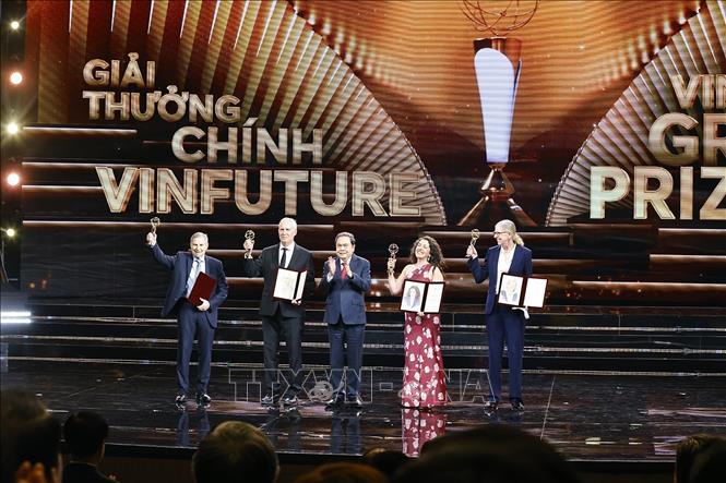 Chủ tịch Quốc hội Trần Thanh Mẫn trao Giải thưởng chính VinFuture cho các nhà khoa học. Ảnh: Doãn Tấn - TTXVN