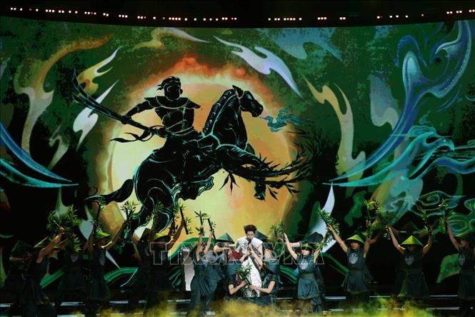 Trình diễn hát mashup “Đất nước lời ru - Phù Đổng Thiên Vương” - Nghệ sĩ Đức Phúc. Ảnh: Hoàng Hiếu - TTXVN