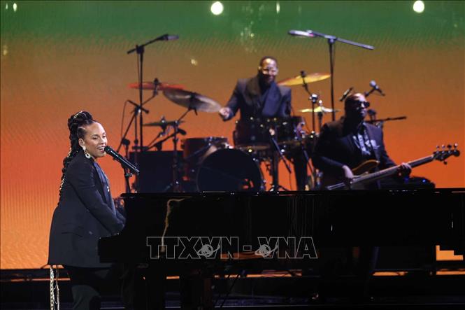 Nghệ sĩ Alicia Keys với 17 giải Grammy biểu diễn tại chương trình. Ảnh: Hoàng Hiếu - TTXVN