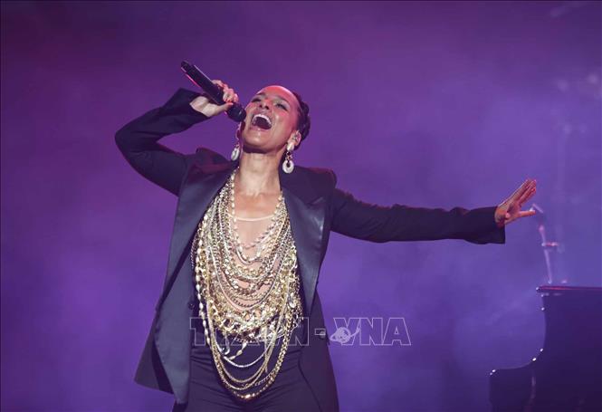 Nghệ sĩ Alicia Keys với 17 giải Grammy biểu diễn tại chương trình. Ảnh: Hoàng Hiếu - TTXVN