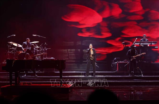 Nghệ sĩ Alicia Keys với 17 giải Grammy biểu diễn tại chương trình. Ảnh: Hoàng Hiếu - TTXVN