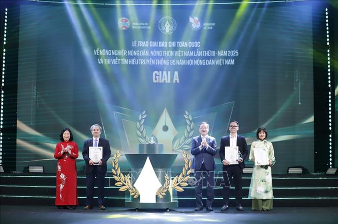 Ban Tổ chức trao 3 giải A Giải báo chí toàn quốc về nông nghiệp, nông dân, nông thôn Việt Nam lần thứ III - năm 2025. Ảnh: TTXVN phát