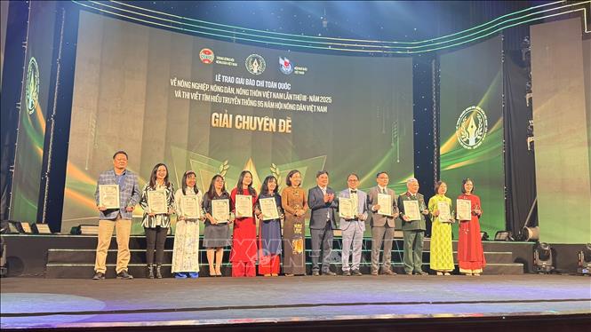 12 tác giả nhận giải thưởng chuyên đề Giải báo chí toàn quốc về nông nghiệp, nông dân, nông thôn Việt Nam lần thứ III - năm 2025. Ảnh: Ngọc Bích – TTXVN
