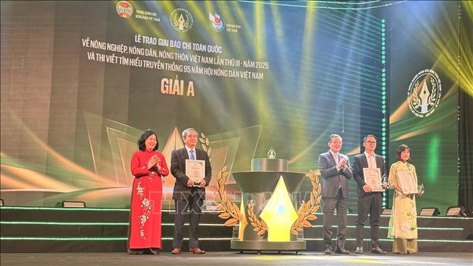 Ban Tổ chức trao 3 giải A Giải báo chí toàn quốc về nông nghiệp, nông dân, nông thôn Việt Nam lần thứ III - năm 2025. Ảnh: Ngọc Bích – TTXVN.