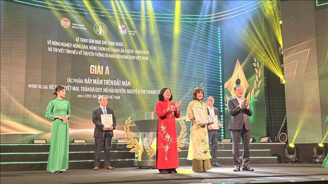 Đại diện nhóm tác giả của Đài Tiếng nói Việt Nam kênh VOV2 nhận giải A với tác phẩm 