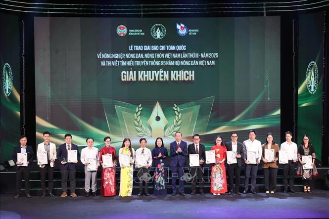 Các tác giả nhận giải Khuyến khích. Ảnh: TTXVN phát