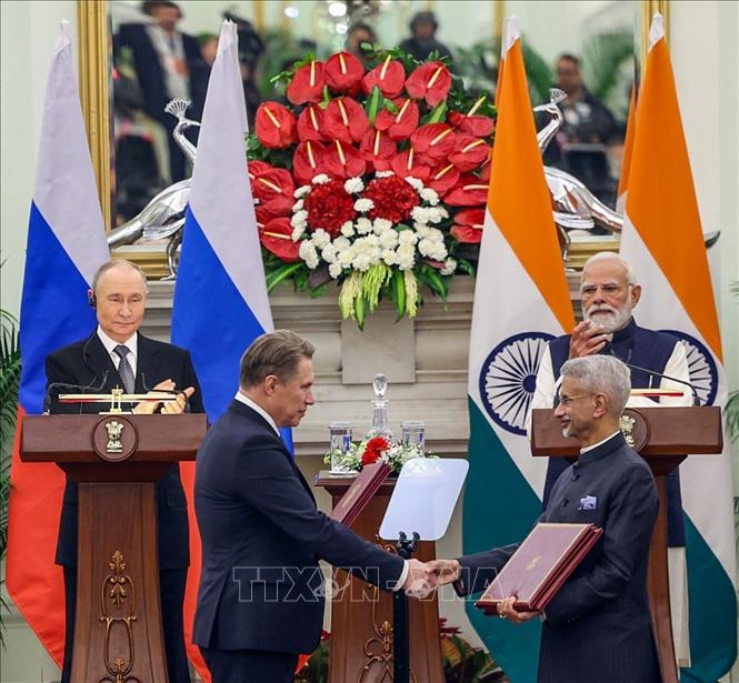 Tổng thống Nga Vladimir Putin và Thủ tướng Ấn Độ Narendra Modi chứng kiến lễ trao đổi Bản ghi nhớ giữa Bộ trưởng Ngoại giao Ấn Độ S. Jaishankar và Bộ trưởng Y tế Nga Mikhail Murashko trong cuộc họp báo ở New Delhi ngày 5/12/2025. Ảnh: ANI/TTXVN