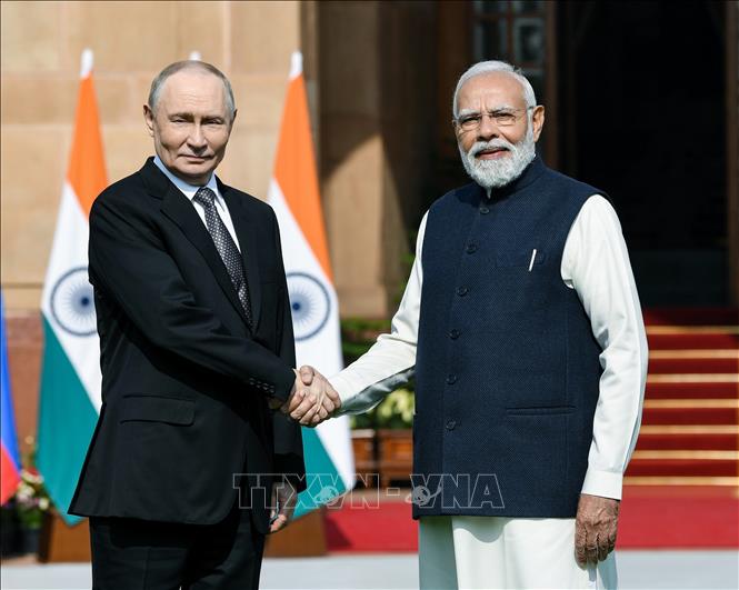Ngày 5/12/2025, Thủ tướng Ấn Độ Narendra Modi (phải) và Tổng thống Nga Vladimir Putin đã ký Tuyên bố chung sau Hội nghị Thượng đỉnh Ấn Độ – Nga lần thứ 23 diễn ra ở New Delhi, khẳng định quyết tâm tiếp tục mở rộng và làm sâu sắc hơn quan hệ đối tác chiến lược đặc biệt và đặc quyền. Ảnh: ANI/TTXVN