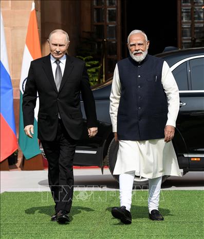 Ngày 5/12/2025, Thủ tướng Ấn Độ Narendra Modi (phải) và Tổng thống Nga Vladimir Putin đã ký Tuyên bố chung sau Hội nghị Thượng đỉnh Ấn Độ – Nga lần thứ 23 diễn ra ở New Delhi, khẳng định quyết tâm tiếp tục mở rộng và làm sâu sắc hơn quan hệ đối tác chiến lược đặc biệt và đặc quyền. Ảnh: ANI/TTXVN