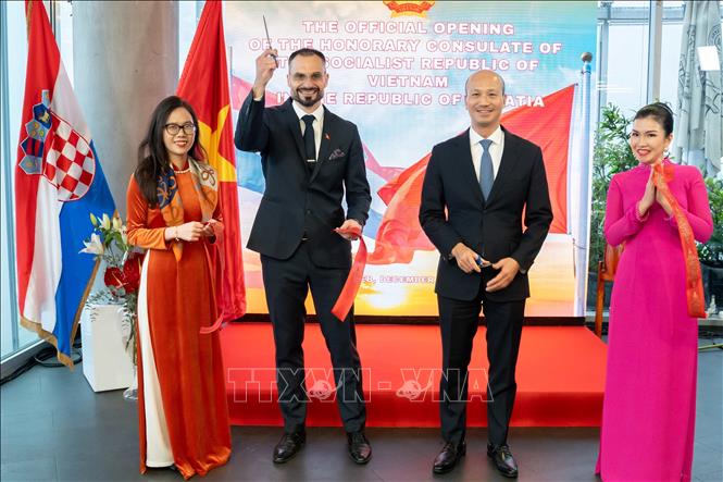 Đại sứ Bùi Lê Thái và ông Marko Moric - Lãnh sự danh dự Việt Nam tại Croatia cắt băng khánh thành Văn phòng Lãnh sự danh dự. Ảnh: TTXVN phát

