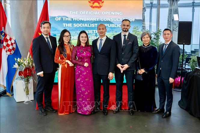 Đại sứ Bùi Lê Thái chụp ảnh kỷ niệm cùng đại diện cộng đồng người Việt Nam tại Croatia. Ảnh: TTXVN phát

