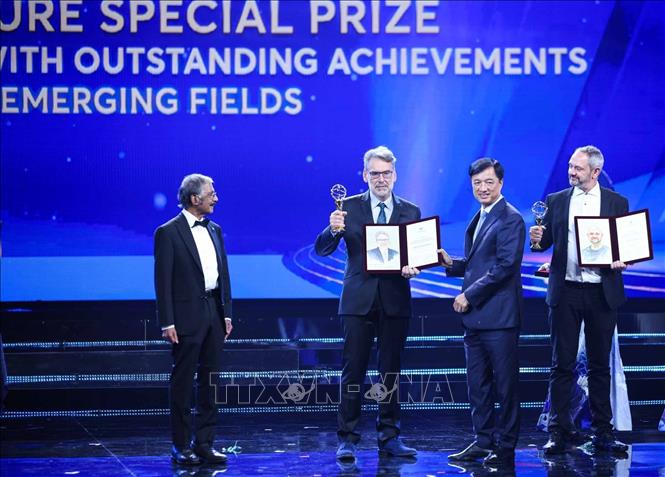 Bí thư Thành uỷ Hà Nội Nguyễn Duy Ngọc trao Giải đặc biệt dành cho Nhà khoa học nghiên cứu các lĩnh vực mới” cho nhóm các nhà khoa học: GS. Raphaël Mercier, GS. Venkatesan Sundaresa, TS. Emmanuel Guiderdoni, TS. Imtiyaz Khanday, TS. Delphine Mieulet. Ảnh: Hoàng Hiếu - TTXVN