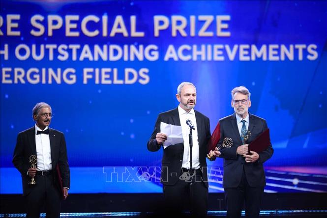 Giải đặc biệt dành cho Nhà khoa học nghiên cứu các lĩnh vực mới” được trao cho nhóm các nhà khoa học: GS. Raphaël Mercier, GS. Venkatesan Sundaresa, TS. Emmanuel Guiderdoni, TS. Imtiyaz Khanday, TS. Delphine Mieulet. Ảnh: Hoàng Hiếu - TTXVN