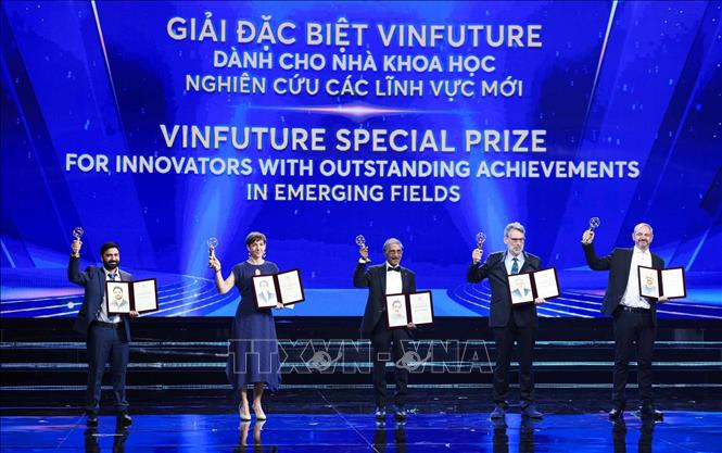 Giải đặc biệt dành cho Nhà khoa học nghiên cứu các lĩnh vực mới” được trao cho nhóm các nhà khoa học: GS. Raphaël Mercier, GS. Venkatesan Sundaresa, TS. Emmanuel Guiderdoni, TS. Imtiyaz Khanday, TS. Delphine Mieulet. Ảnh: Hoàng Hiếu - TTXVN