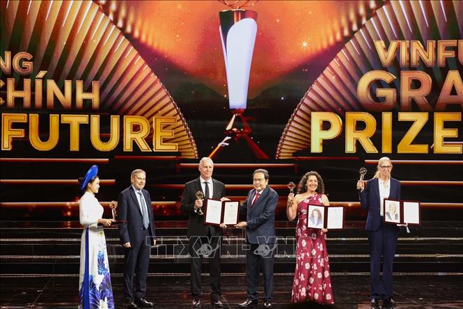 Chủ tịch Quốc hội Trần Thanh Mẫn trao Giải thưởng chính với trị giá 3 triệu USD cho nhóm các nhà khoa học TS. Douglas R. Lowy, TS. John T. Schiller, TS. Aimée R. Kreimer, GS. Maura L. Gillison vì 