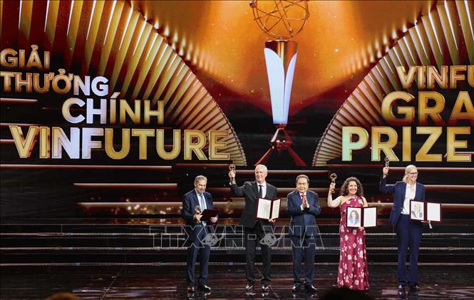 Chủ tịch Quốc hội Trần Thanh Mẫn trao Giải thưởng chính với trị giá 3 triệu USD cho nhóm các nhà khoa học TS. Douglas R. Lowy, TS. John T. Schiller, TS. Aimée R. Kreimer, GS. Maura L. Gillison vì 