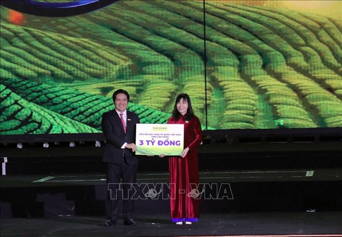 Ban tổ chức Lễ hội Trà quốc tế trao tặng 3 tỷ đồng cho đại diện Ủy ban Mặt trận tổ quốc Việt Nam ùng hộ đồng bào bị thiên tai. Ảnh: Chu Quốc Hùng - TTXVN