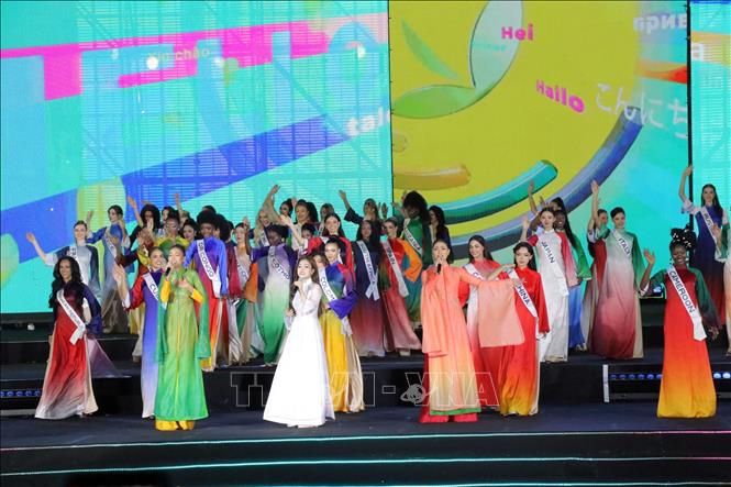 80 thí sinh Miss Cosmo Quốc tế đến từ 80 quốc gia trên thế giới tham gia Lễ hội Trà quốc tế 2025. Ảnh: Chu Quốc Hùng - TTXVN