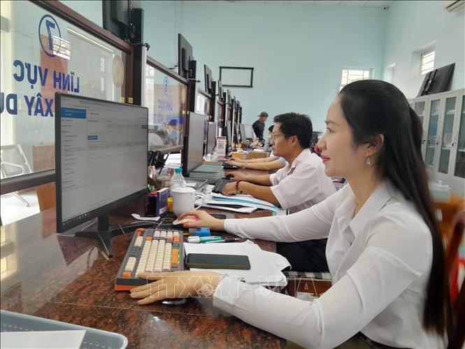 Đội ngũ công chức xã Nha Bích làm việc tại Trung tâm phục vụ hành chính công. Ảnh: K GỬIH-TTXVN 
