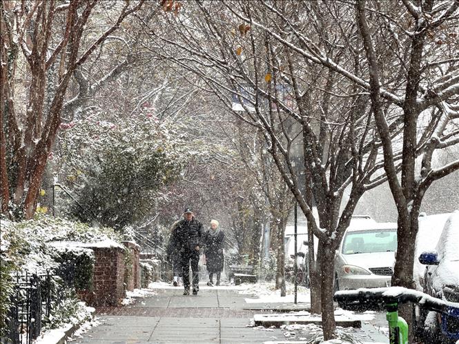 Người dân di chuyển khó khăn trong gió tuyết. Ảnh: Ngọc Quang - PV TTXVN tại Mỹ