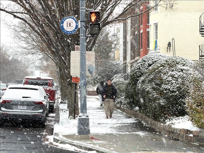 Người dân di chuyển khó khăn trong gió tuyết. Ảnh: Ngọc Quang - PV TTXVN tại Mỹ