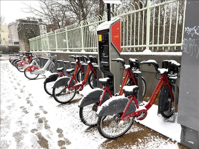 Trạm xe đạp điện công cộng phủ đầy tuyết đầu mùa. Ảnh: Ngọc Quang - PV TTXVN tại Mỹ