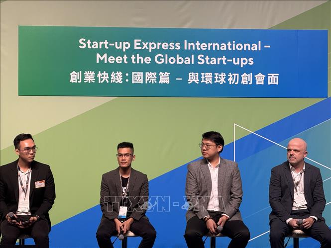 Anh Nguyễn Lê Anh Duy – thành viên dự án BioWraps chia sẻ về các sản phẩm của công ty. Ảnh: Mạc Luyện - PV TTXVN tại Hong Kong